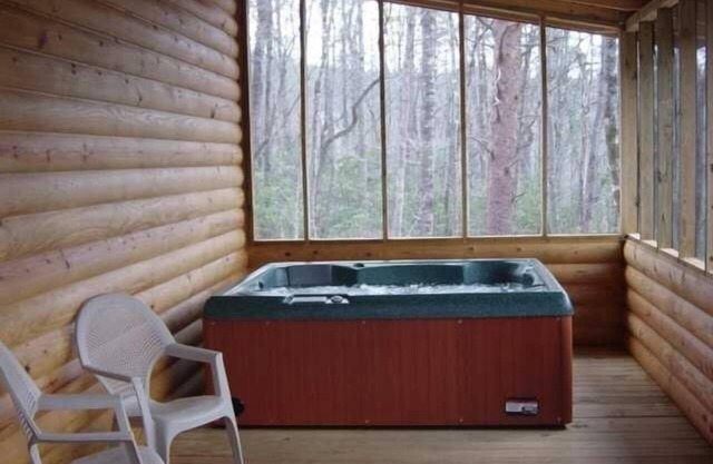 Cozy cabin 5ml north of Helen 2bdrm 1bth See description