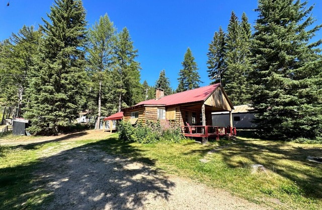 Cozy Cabin Across the Road from Lake Cascade, 4 miles to Tamarack Resort
