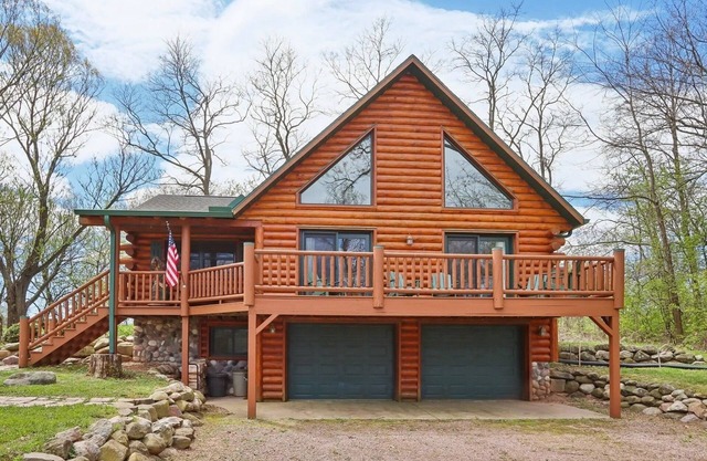 Cozy Cabin ~ Deck ~ Fire Pit ~ 10 Min to Dells