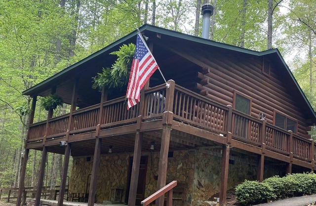 Cozy cabin getaway in the woods w/private hot tub and fire pit