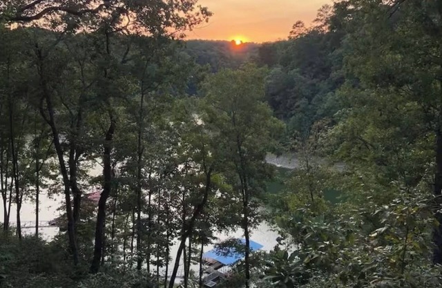 Cozy cabin in beautiful Crane Hill with sunset views and an outdoor fire pit!