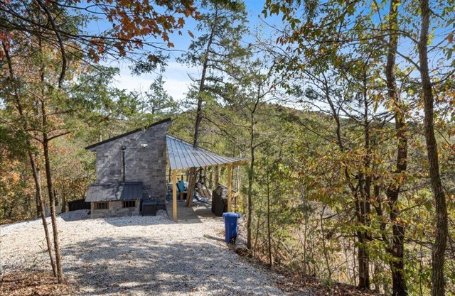 Cozy cabin in charming Eureka Springs with WiFi and AC