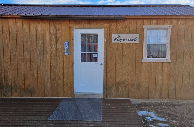 Cozy cabin in lovely La Sal with AC/Heating,WiFi,Kitchen,grill and so much more