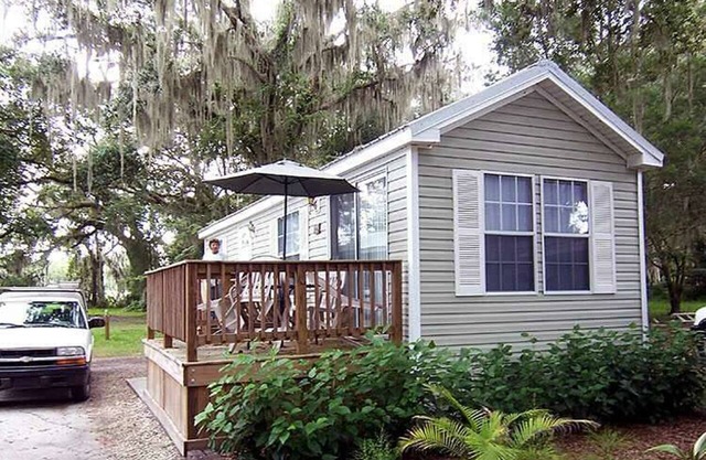 Cozy Cabin in riverfront resort