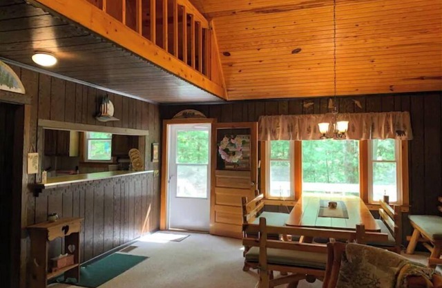 Cozy cabin in serene Cook Forest, close to all!