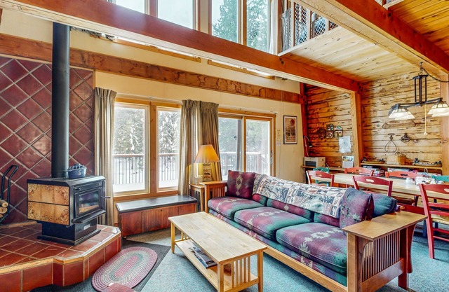 Cozy cabin in the heart of nature with wood fireplace, deck & loft