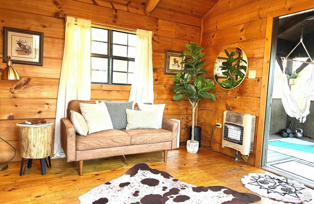 Cozy cabin in the woods! Pets welcome!