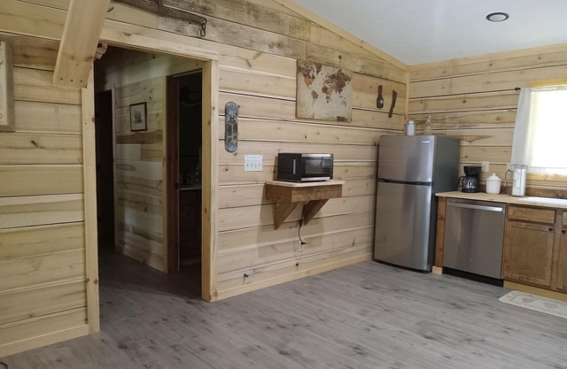 Cozy cabin in tranquil Dunlap with WiFi. Close to Fall Creek Falls state park.