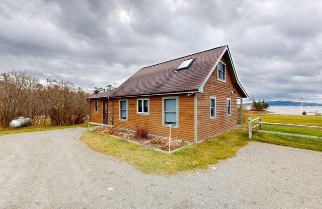 Cozy cabin in spectacular lakefront location with great views - dog-friendly
