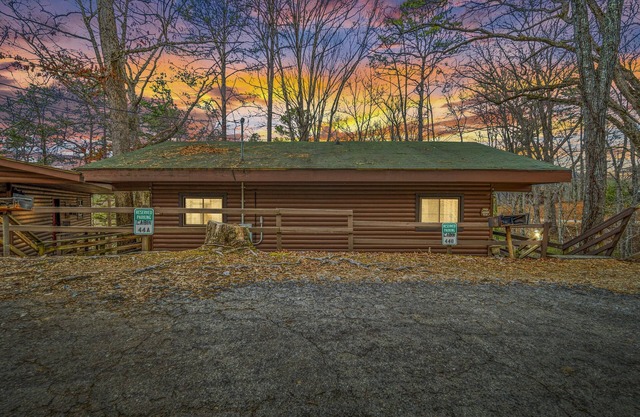 Cozy cabin minutes from downtown Bryson City/Tail of the Dragon. Pet-Friendly!
