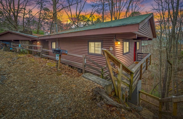Cozy cabin minutes from downtown Bryson City/Tail of the Dragon. Pet-Friendly!