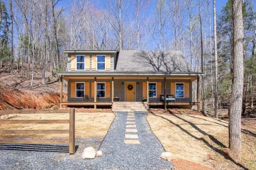 Cozy Cabin near Historic Dahlonega Town Square