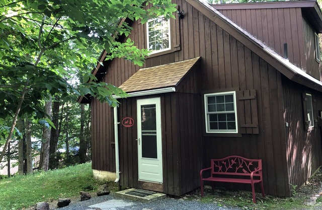 Cozy Cabin on Chimney Hill - Close to Mt Snow