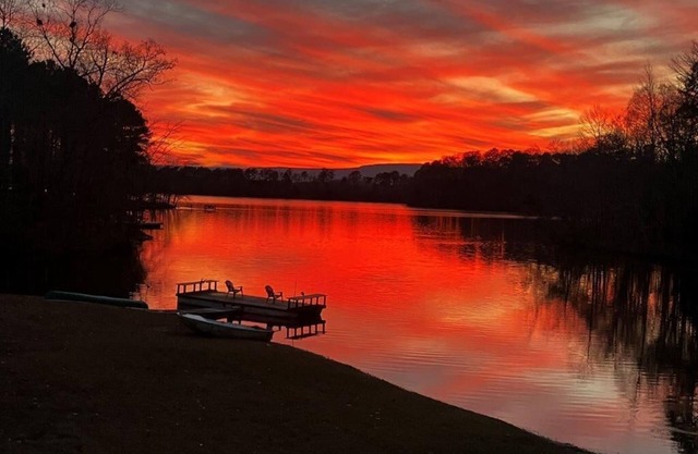 Cozy Cabin on Lake, relax and recharge. Enjoy boating, fishing and swimming.