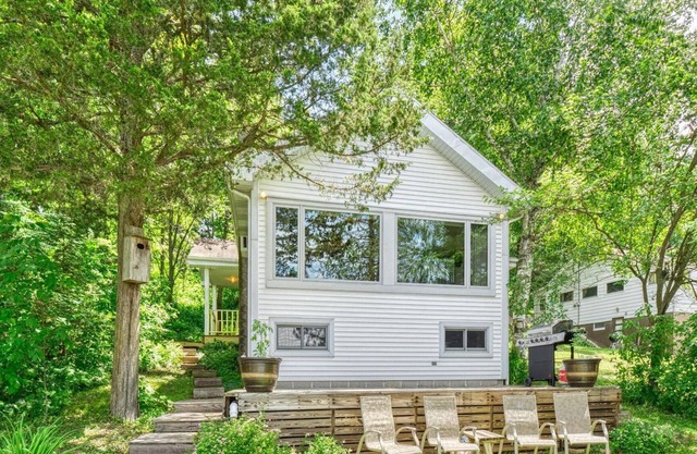 Cozy Cabin on Water's Edge