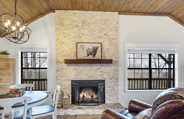 Cozy Cabin Retreat with STUNNING MOUNTAIN views and HOT TUB!