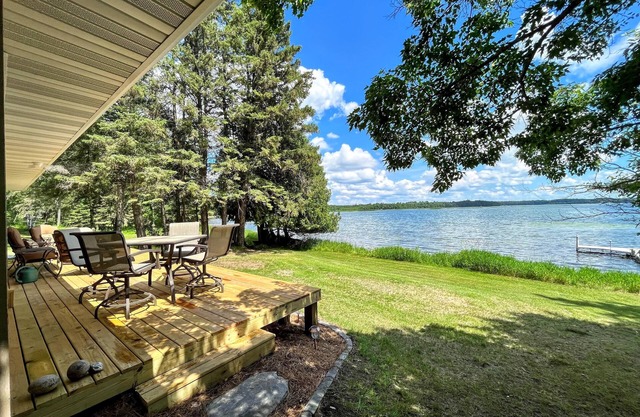 Cozy cabin steps from lake with AMAZING view!