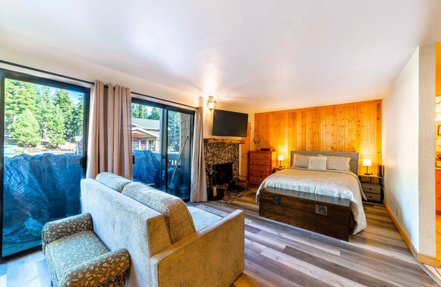 Cozy Cabin/Studio w/Jacuzzi, Laundry, & Parking