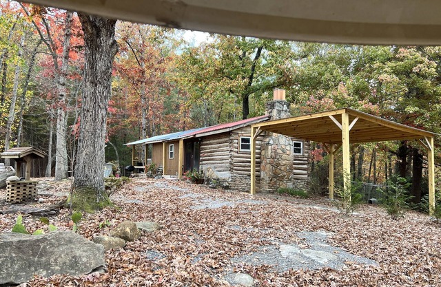 Cozy Cabin w/Hot-Tub In The Beautiful Mountains of North Carolina,nPet Friendly!
