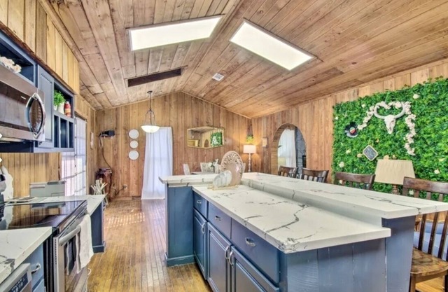 Cozy Cabin w/Hot Tub & Wi-Fi