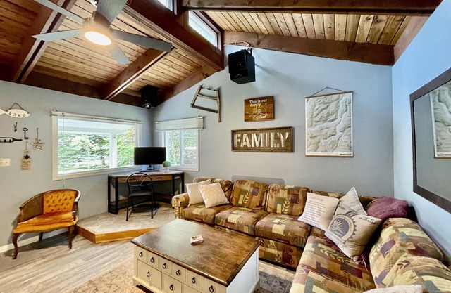 Cozy cabin w/Trailer, Sleeps 6 - 10 guests, Walking Distance to Beach, Hot Tub!