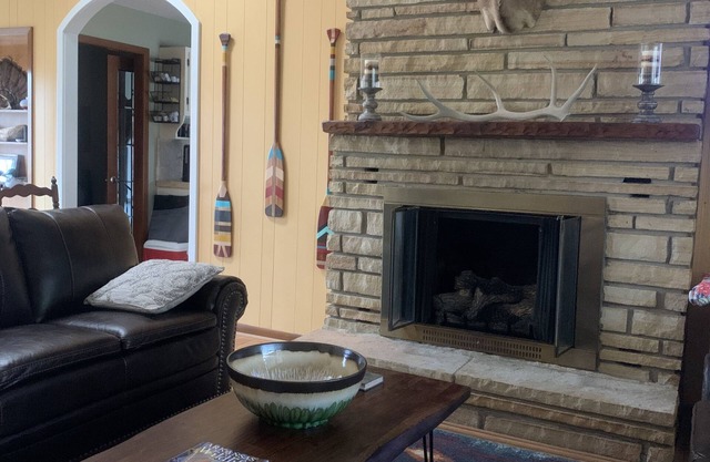 Cozy Cabin with river frontage yards from river launch for kayaking or fishing.