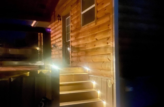 Cozy cabin with 1 bd/bath and WiFi. Short drive to Cloudland Canyon State Park.