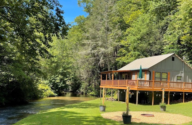 Cozy cabin with riverfront location, fire pit and peaceful surroundings