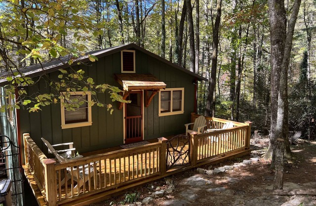 Cozy cabin within walking distance of Cashiers Crossroads.