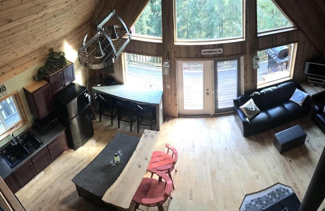 Cozy Cariboo Cabin - Shuswap Vacations and Sledding Accommodation