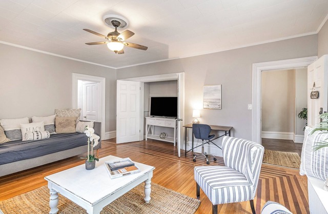 Cozy Casa: Downtown Digs!