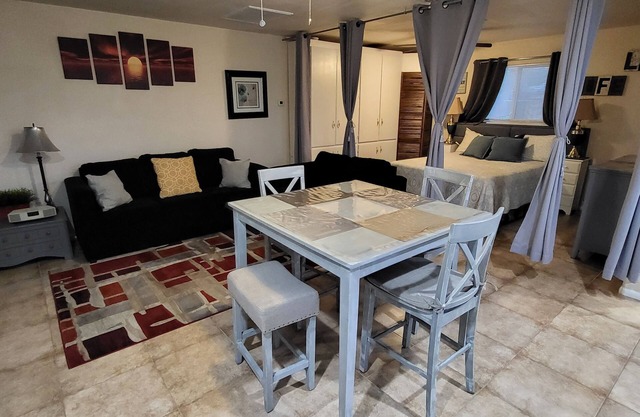 Cozy Casita in a safe quiet neighborhood near a beautiful pond.