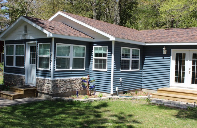 Cozy Cedar Cottage Just Off Scenic M22 by Lower Herring Lake