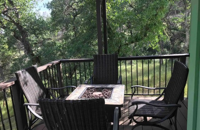 Cozy Centerville Cabin Jacuzzi Bathtub | Firepit | Secluded Nature