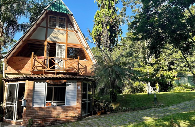 Cozy chalet in harmony with nature in the Tijuca Forest in Rio de Janeiro.