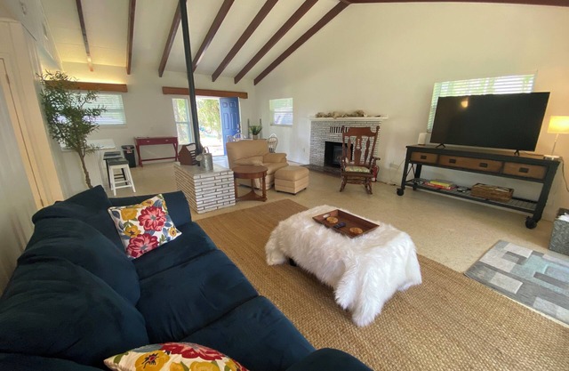 Cozy Chalet- walk to Rainbow River