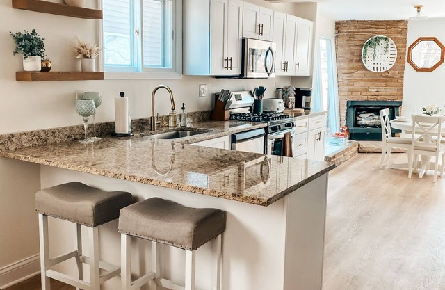 Cozy, Chic 4 -bedroom Oasis in Geneva, IL