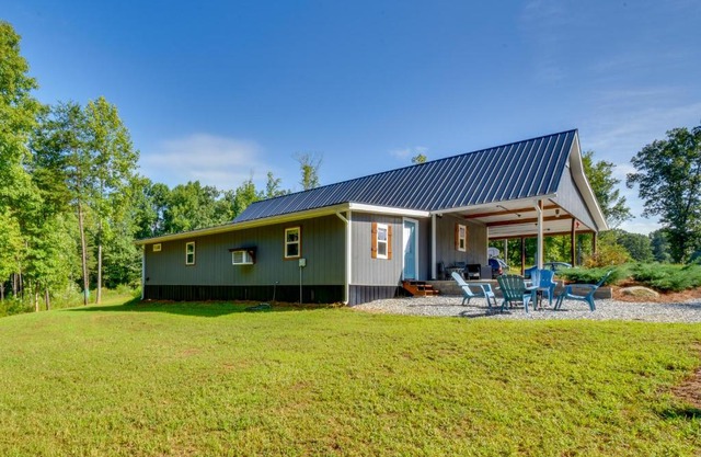 Cozy Clarkesville Getaway with Fire Pit!