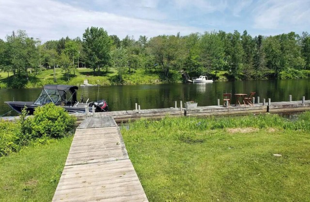 Cozy, clean 2-bedroom cabin on Moose River
