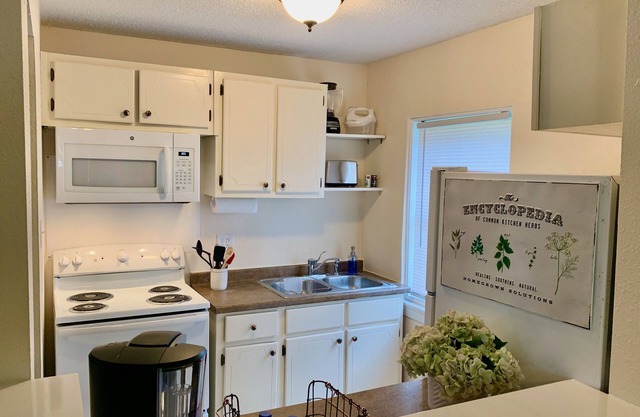 Cozy & Clean 2B/1B in Midtown – 22A