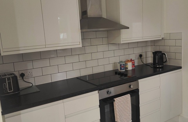 Cozy & Clean House Near Heathrow. Nightly Rate is Per Room
