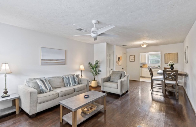 Cozy & Close to Campus!