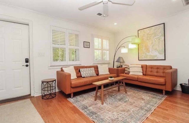 Cozy Coastal Cottage Centrally Located - Family Friendly-Side B