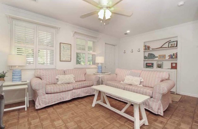 Cozy Coastal Cottage Centrally Located - Side A