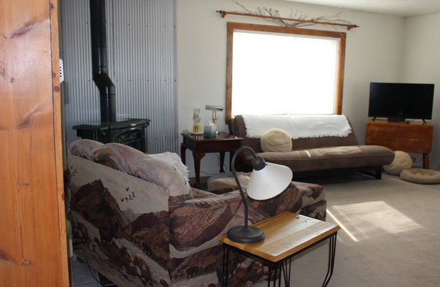 Cozy & comfortable little 2-bedroom home in White Sulphur Springs. n