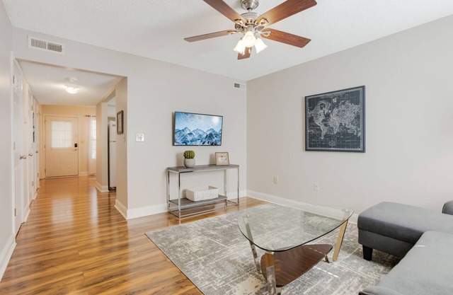 Cozy, Comfortable 2/1.5 Condo! Queen Beds, Fully Stocked Kitchen