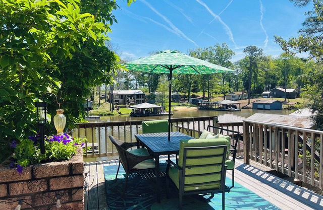 Cozy, comfortable Lakehouse getaway - Sleeps 10! WiFi, Private Dock