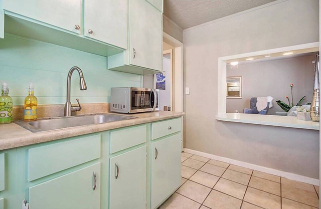 Cozy & Comfy - Few blocks away from Plaza District