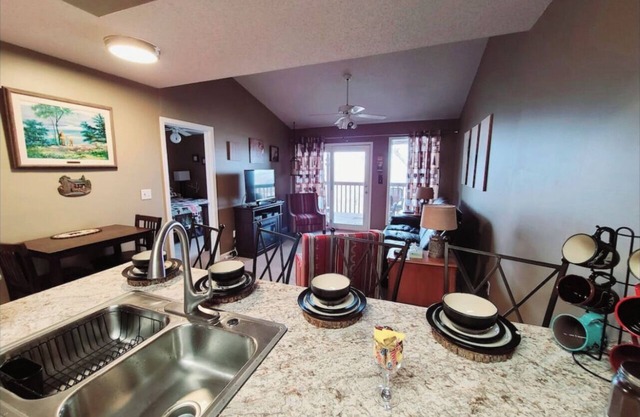 Cozy condo, 2 mi to SDCity, 2 pools, fishing lake