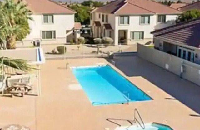 Cozy Condo w/pool,hot tub, garage,golf,trails